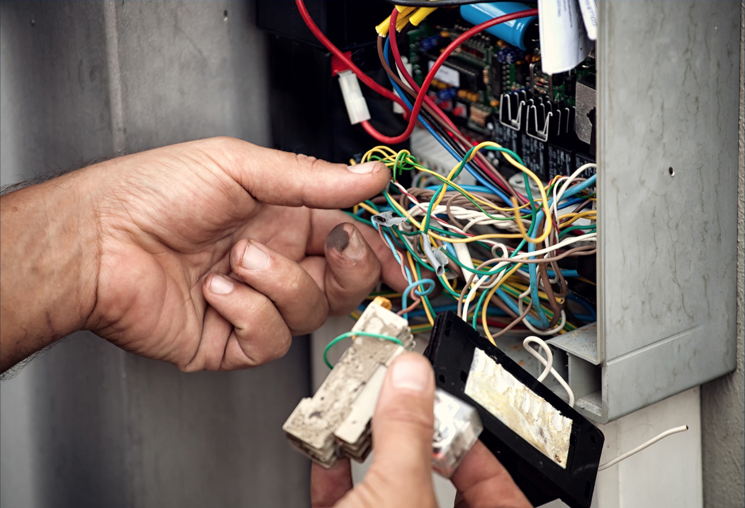 Elektrikár pri odbornej montáži a prepojovaní elektrickej kabeláže