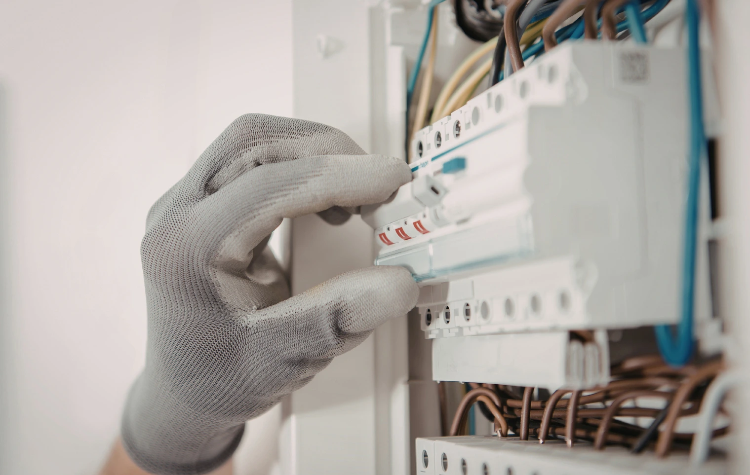 Montáž a zapojenie elektrického rozvádzača s ističmi a prúdovými chráničmi