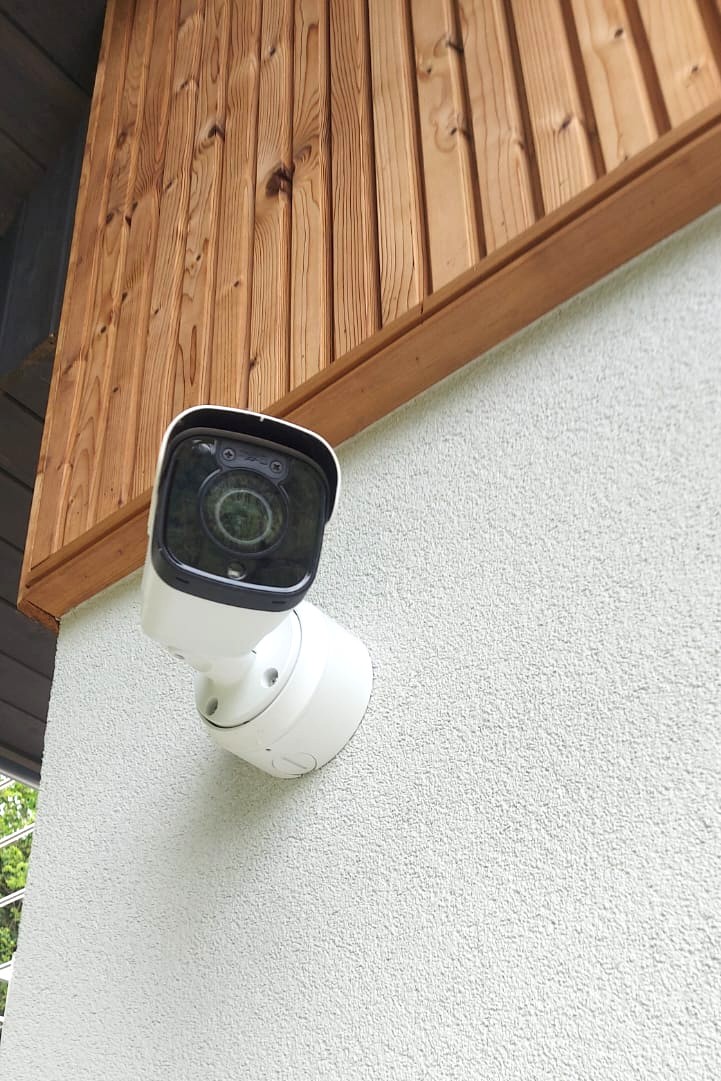 Serverový rack s kamerovým systémom Wisenet, sieťovými prvkami a usporiadanou kabelážou