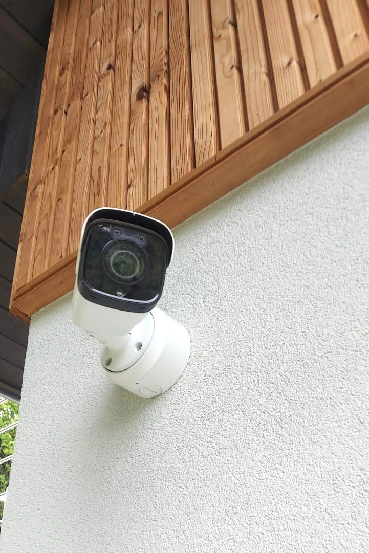 Serverový rack s kamerovým systémom Wisenet, sieťovými prvkami a usporiadanou kabelážou