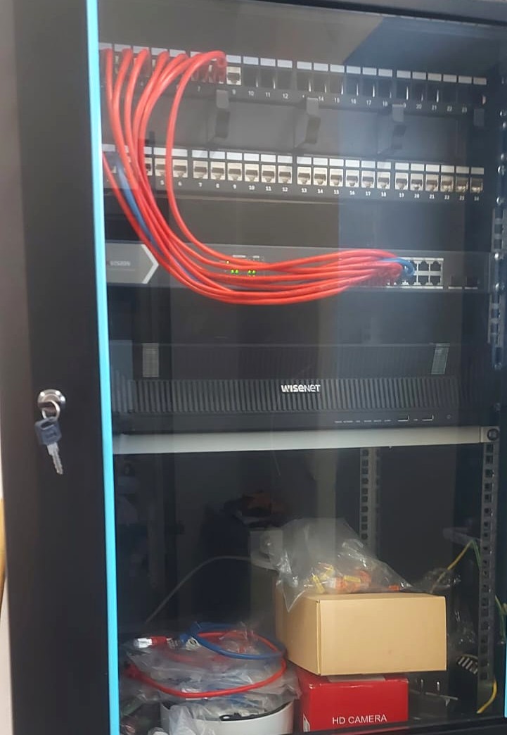 Profesionálna inštalácia serverového racku s usporiadanou dátovou kabelážou v technickom priestore