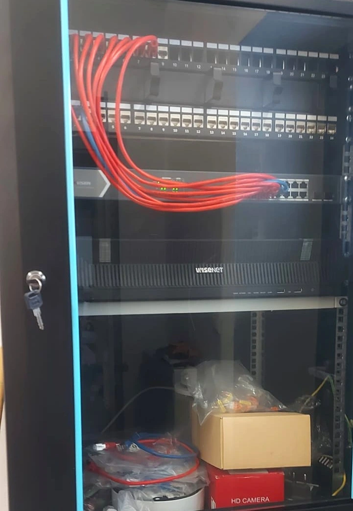 Profesionálna inštalácia serverového racku s usporiadanou dátovou kabelážou v technickom priestore